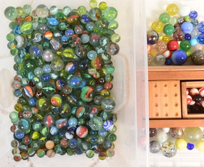Lot 300 - MARBLES - EXTENSIVE COLLECTION OF 20TH CENTURY MARBLES