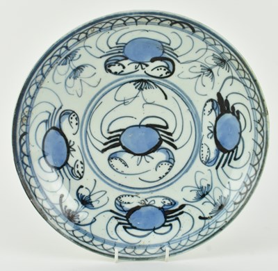 Lot 15 - QING DYNASTY BLUE AND WHITE "CRAB" CHARGER PLATE 清 青花螃蟹盘