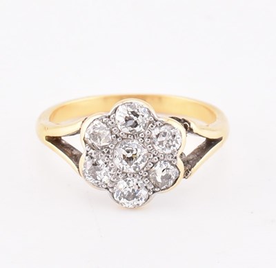 Lot 45 - EARLY 20TH CENTURY 18CT GOLD & DIAMOND CLUSTER RING