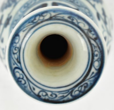Lot 46 - BLUE AND WHITE PORCELAIN YUHUCHUN VASE 青花 花卉玉壶春瓶
