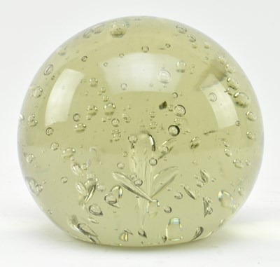 Lot 11 - GLASS 19TH CENTURY GLASS BUBBLE CONTROL DUMP PAPERWEIGHT