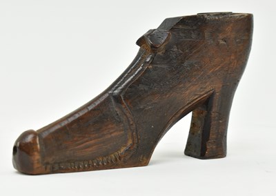 Lot 107 - 19TH CENTURY CARVED TREEN WOODEN PIPE IN THE FORM OF A SHOE