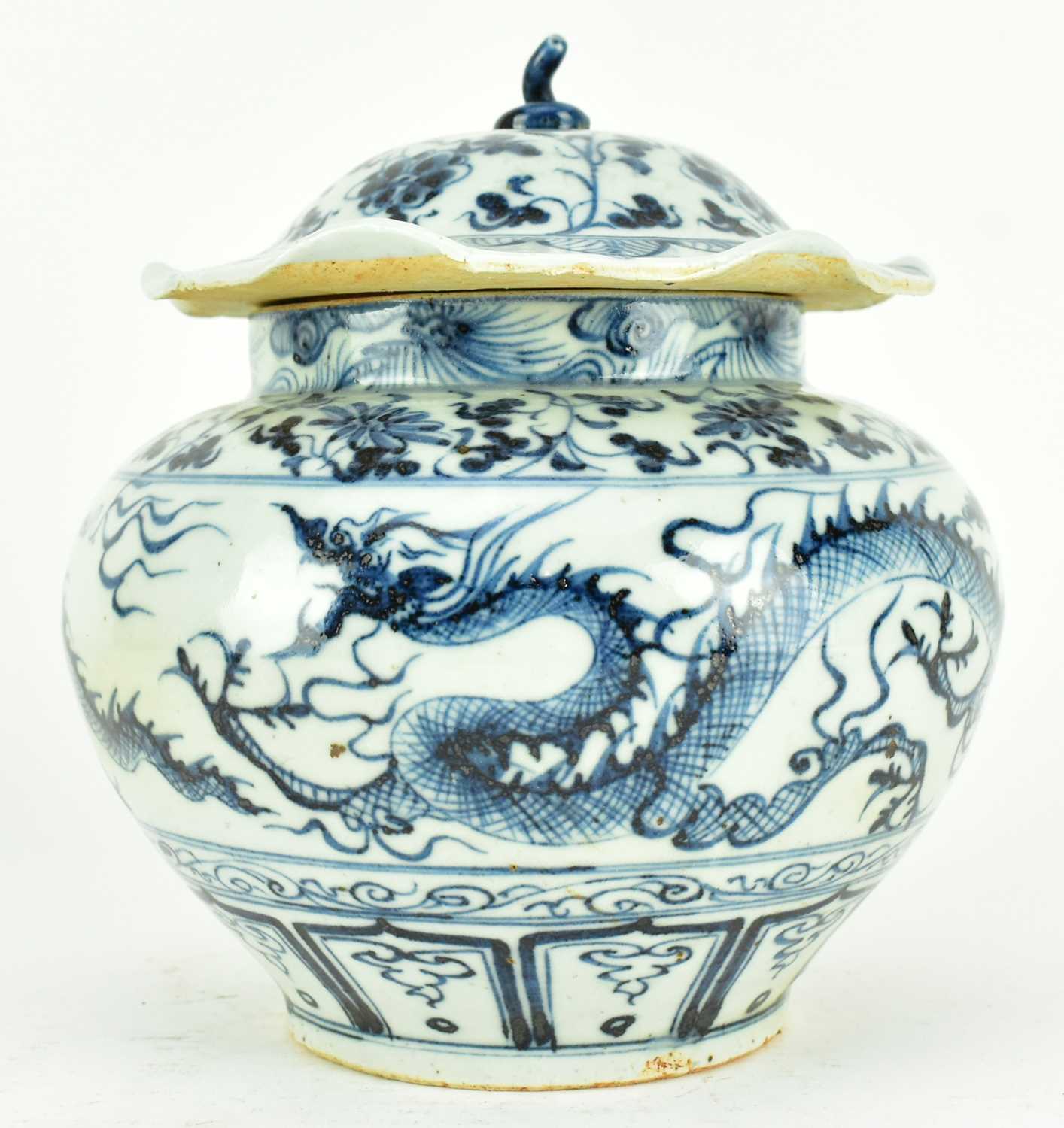 Lot 90 - BLUE AND WHITE "DOUBLE DRAGON" JAR WITH LID 元 青花云龙纹荷叶盖罐