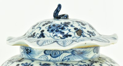 Lot 90 - BLUE AND WHITE "DOUBLE DRAGON" JAR WITH LID 元 青花云龙纹荷叶盖罐