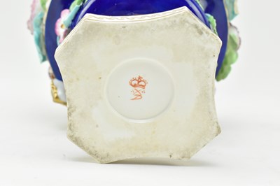 Lot 175 - CROWN DERBY - EARLY 19TH CENTURY PORCELAIN URN WITH ENCRUSTED FLOWERS
