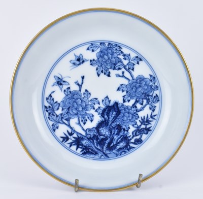 Lot 58 - BLUE AND WHITE CERAMIC PLATE WITH GILT RIM 雍正款 青花花卉盘