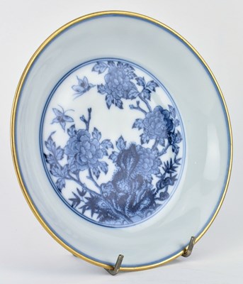 Lot 58 - BLUE AND WHITE CERAMIC PLATE WITH GILT RIM 雍正款 青花花卉盘
