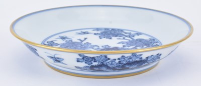 Lot 58 - BLUE AND WHITE CERAMIC PLATE WITH GILT RIM 雍正款 青花花卉盘