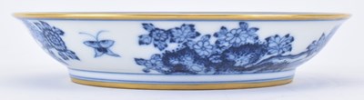 Lot 58 - BLUE AND WHITE CERAMIC PLATE WITH GILT RIM 雍正款 青花花卉盘