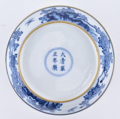 Lot 58 - BLUE AND WHITE CERAMIC PLATE WITH GILT RIM 雍正款 青花花卉盘