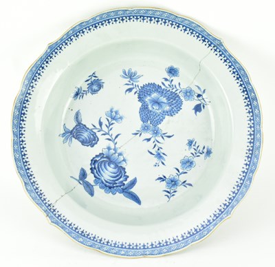 Lot 103 - LARGE 18TH CENTURY BLUE AND WHITE SERVING DISH 乾隆 青花花卉大盘