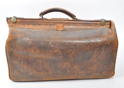 Lot 275 - VICTORIAN 19TH CENTURY LEATHER DOCTORS BAG