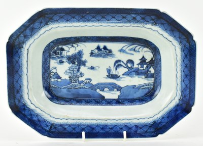 Lot 19 - QING DYNASTY BLUE AND WHITE CERAMIC PLATE 清 青花山水八角盘