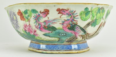 Lot 22 - QING TONGZHI FAMILLE ROSE BOWL ON A FOOT 清 同治人物海棠碗