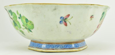 Lot 22 - QING TONGZHI FAMILLE ROSE BOWL ON A FOOT 清 同治人物海棠碗