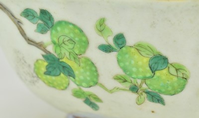 Lot 22 - QING TONGZHI FAMILLE ROSE BOWL ON A FOOT 清 同治人物海棠碗