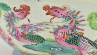 Lot 22 - QING TONGZHI FAMILLE ROSE BOWL ON A FOOT 清 同治人物海棠碗