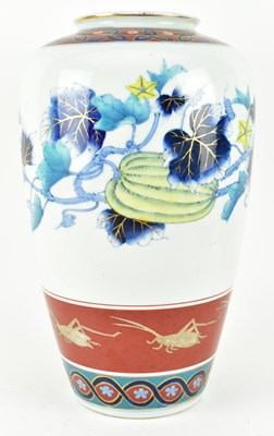 Lot 120 - JAPANESE MEIJI PERIOD IMARI PORCELAIN VASE 日本 明治 伊万里花果瓶