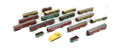 Lot 328 - MODEL RAILWAY - COLLECTION OF OO GAUGE ROLLING STOCK