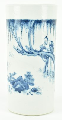 Lot 32 - LATE MING BLUE AND WHITE FIGURINE BRUSHPOT 明末清初 青花人物笔筒