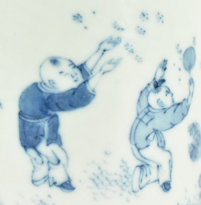 Lot 32 - LATE MING BLUE AND WHITE FIGURINE BRUSHPOT 明末清初 青花人物笔筒