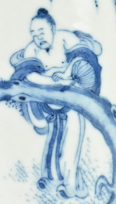 Lot 32 - LATE MING BLUE AND WHITE FIGURINE BRUSHPOT 明末清初 青花人物笔筒