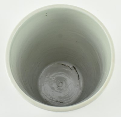 Lot 32 - LATE MING BLUE AND WHITE FIGURINE BRUSHPOT 明末清初 青花人物笔筒