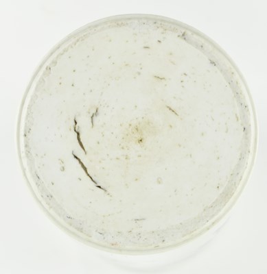 Lot 32 - LATE MING BLUE AND WHITE FIGURINE BRUSHPOT 明末清初 青花人物笔筒