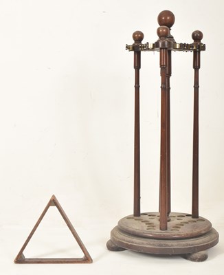 Lot 450 - EARLY 20TH CENTURY MAHOGANY REVOLVING SNOOKER CUE STAND