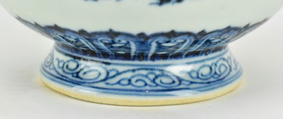 Lot 101 - MING XUANDE MARKED BLUE AND WHITE "PHOENIXES" EWER 宣德款 青花凤纹执壶