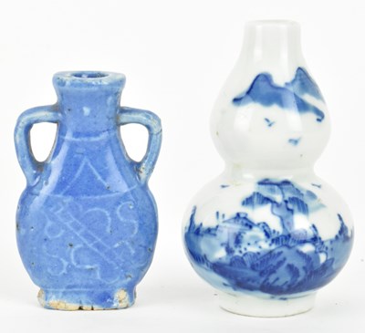 Lot 76 - TWO QING DYNASTY CERAMIC SNUFF BOTTLES 清 青花鼻烟壶和蓝釉鼻烟壶