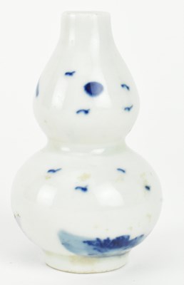 Lot 76 - TWO QING DYNASTY CERAMIC SNUFF BOTTLES 清 青花鼻烟壶和蓝釉鼻烟壶