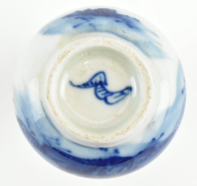 Lot 76 - TWO QING DYNASTY CERAMIC SNUFF BOTTLES 清 青花鼻烟壶和蓝釉鼻烟壶