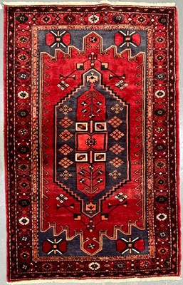 Lot 318 - 20TH CENTURY PERSIAN BAKHTIARI FLOOR CARPET RUG