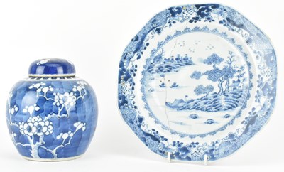 Lot 94 - TWO QING DYNASTY BLUE AND WHITE PIECES 清 青花八角盘和冰梅罐