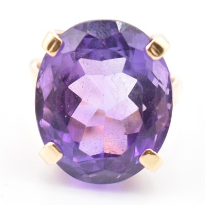 Lot 473 - 14CT GOLD & AMETHYST RING