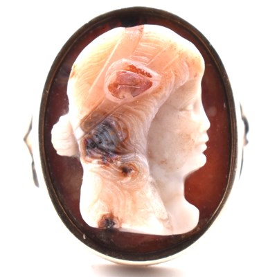 Lot 59a - 19TH CENTURY GOLD HARD STONE CAMEO RING