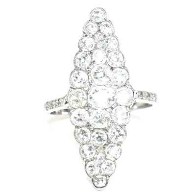 Lot 200a - DIAMOND CLUSTER RING