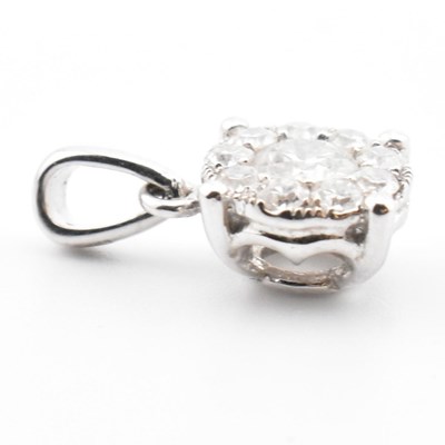 Lot 156 - 18CT WHITE GOLD & DIAMOND ROUND CLUSTER NECKLACE PENDANT