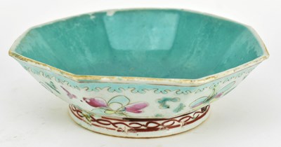 Lot 29 - QING DYNASTY FAMILLE ROSE FOOTED BOWL清 粉彩八角贡碗