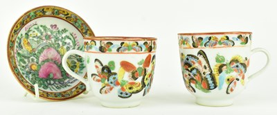 Lot 79 - PAIR OF QING CANTON FAMILLE ROSE TEACUPS 清 广彩蝴蝶茶杯一对