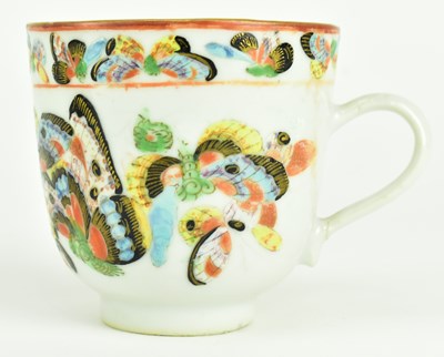 Lot 79 - PAIR OF QING CANTON FAMILLE ROSE TEACUPS 清 广彩蝴蝶茶杯一对
