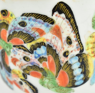 Lot 79 - PAIR OF QING CANTON FAMILLE ROSE TEACUPS 清 广彩蝴蝶茶杯一对