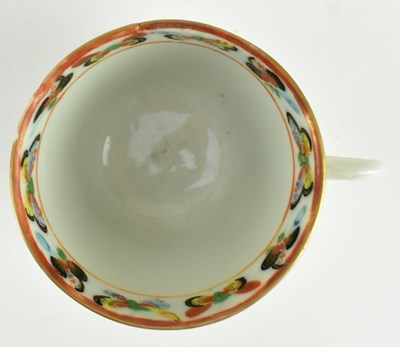 Lot 79 - PAIR OF QING CANTON FAMILLE ROSE TEACUPS 清 广彩蝴蝶茶杯一对