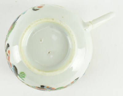 Lot 79 - PAIR OF QING CANTON FAMILLE ROSE TEACUPS 清 广彩蝴蝶茶杯一对