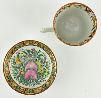 Lot 79 - PAIR OF QING CANTON FAMILLE ROSE TEACUPS 清 广彩蝴蝶茶杯一对