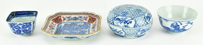 Lot 68 - GROUP OF FOUR CHINESE / JAPANESE CERAMIC PIECES 清/明治 青花伊万里盘子和青花茶碗