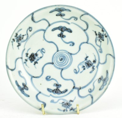 Lot 81 - QING BLUE AND WHITE PLATE TEK SHING SHIPWRECK 清 "的惺" 船货 青花碟