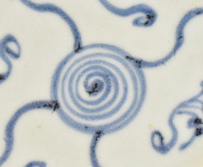 Lot 81 - QING BLUE AND WHITE PLATE TEK SHING SHIPWRECK 清 "的惺" 船货 青花碟