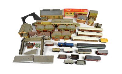 Lot 279 - MODEL RAILWAY - COLLECTION OF TRACKSIDE ACCESSORIES & WAGONS